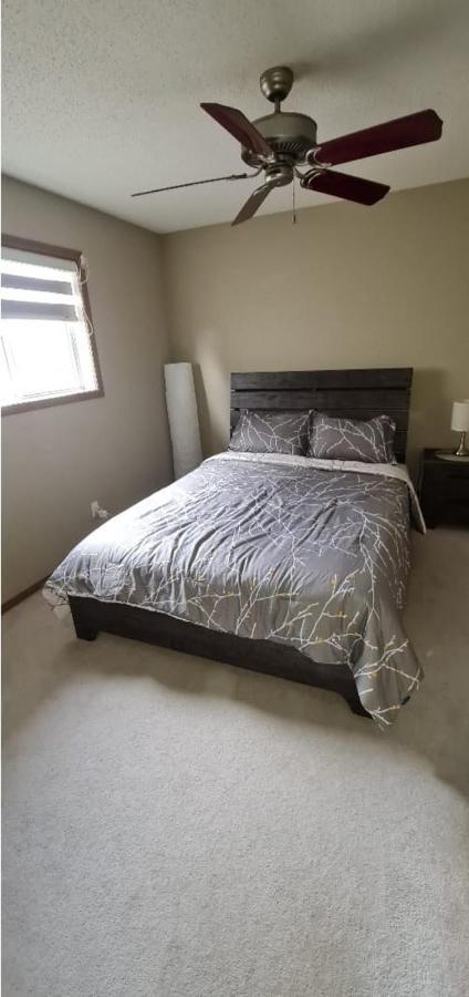 Spacious Comfortable Air-Conditioned. Near Airport! YYC Exterior foto