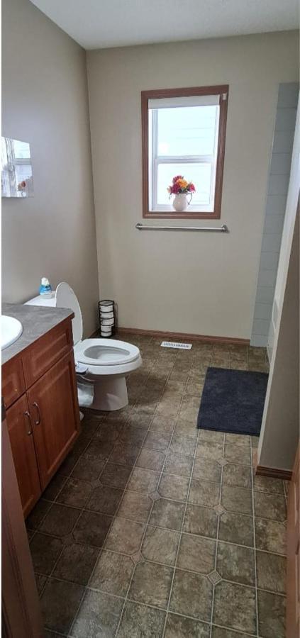 Spacious Comfortable Air-Conditioned. Near Airport! YYC Exterior foto